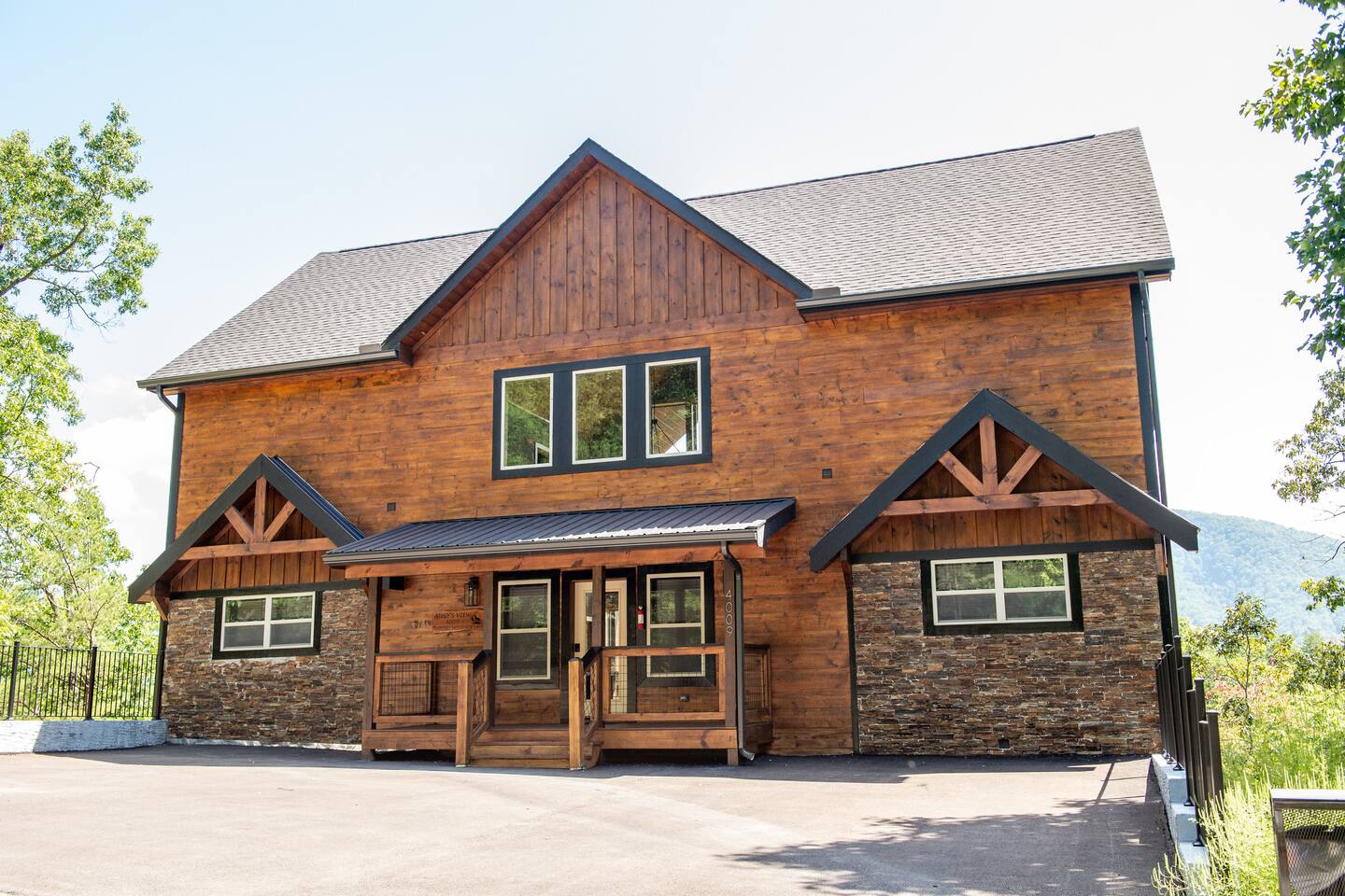 3400 sq ft-Lux Cabin-Pool Community- Views-Theater