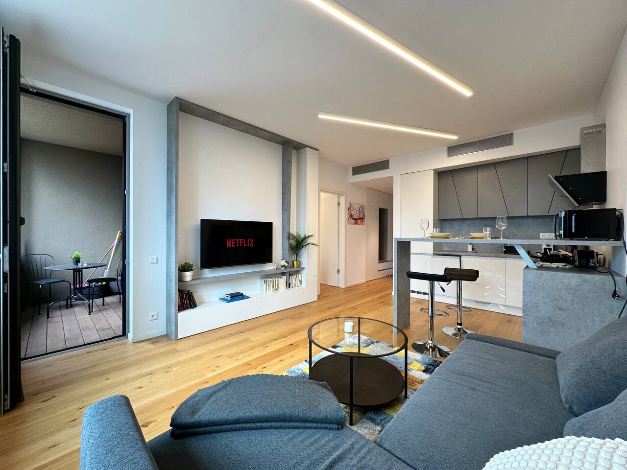 Sky1, Modern Apartm. with Rooftop View (30 floor)