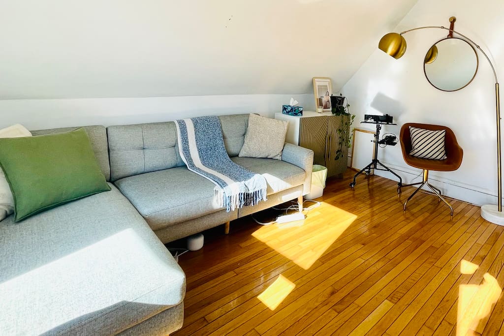 Cozy & Bright Top Floor | Walk to Harvard & Subway