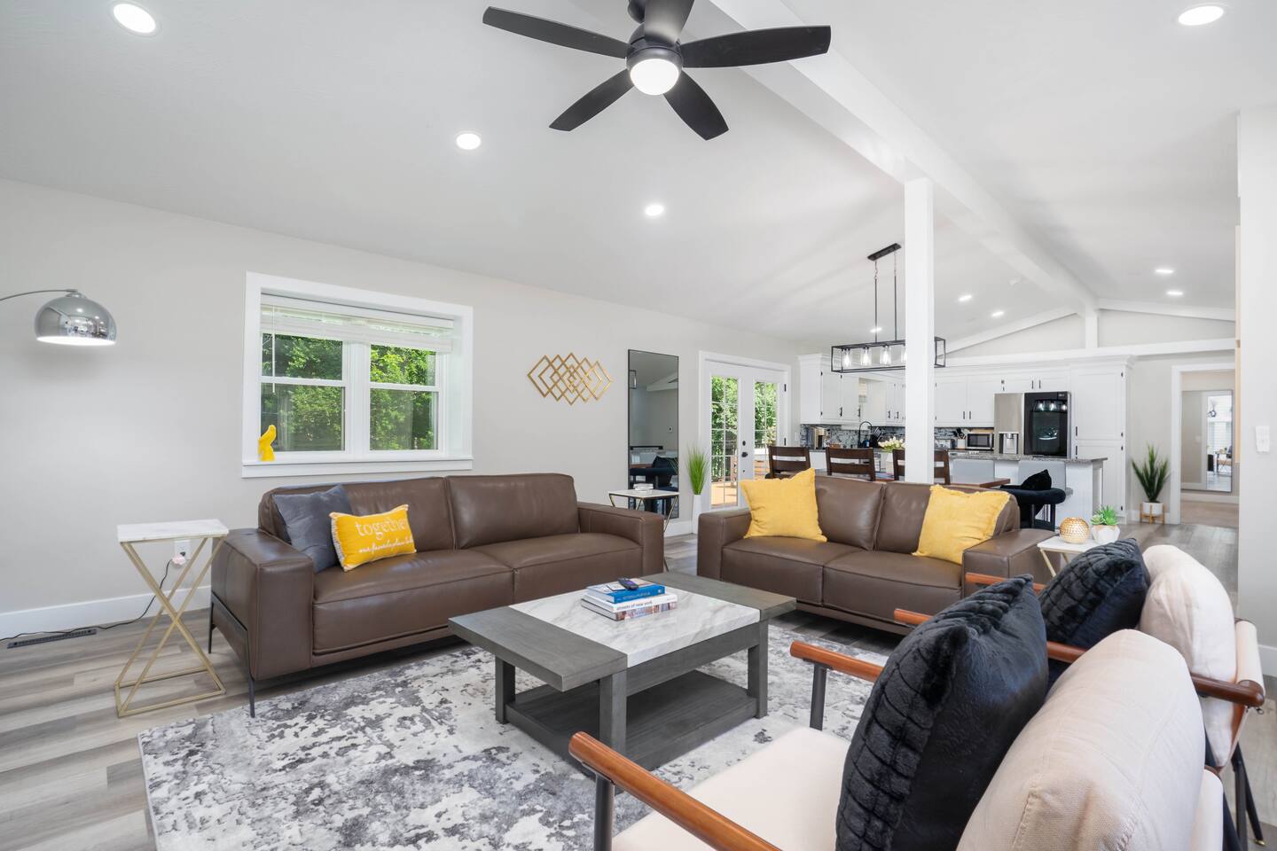 New! Charming & Modern Getaway Home in Springfield