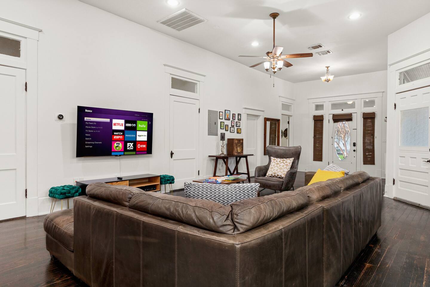 Southtown Charm: Pool, King Beds, Arcade & Games