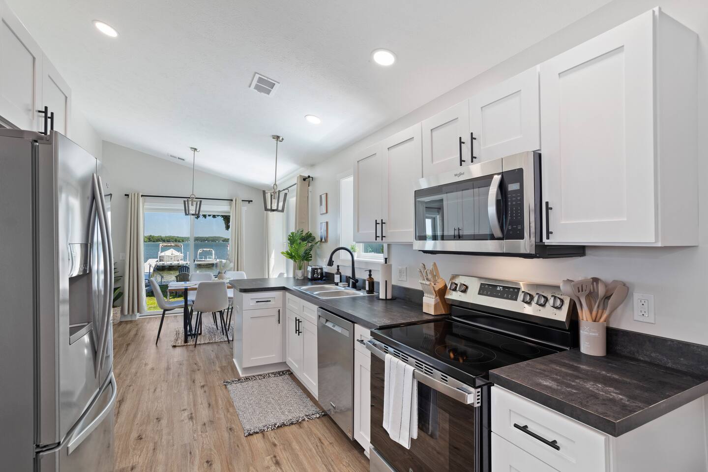 Lakeside Luxury - Private Dock Space - FirePit