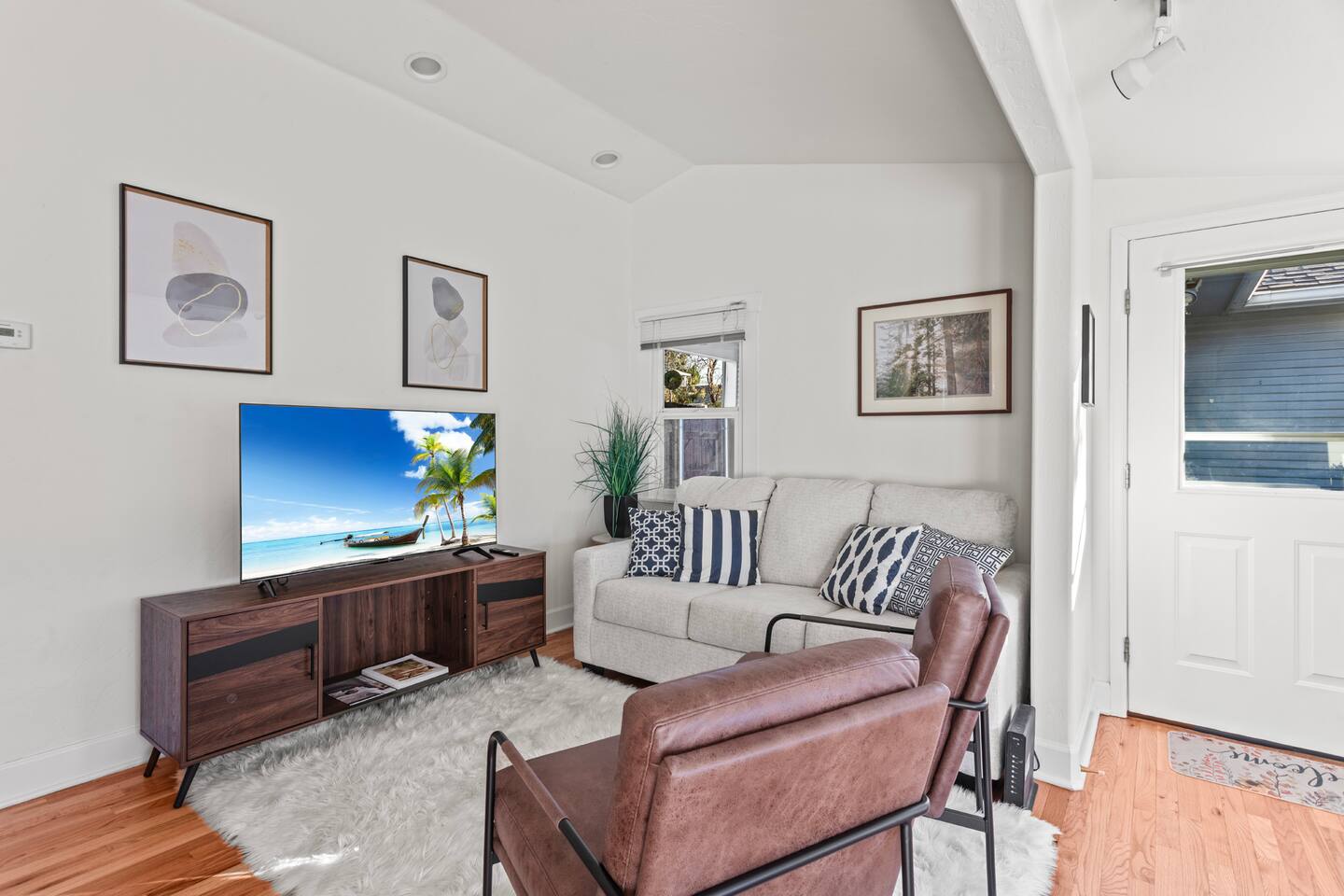 Private 1BR Cottage - Garage, WiFi, Walk to Craig