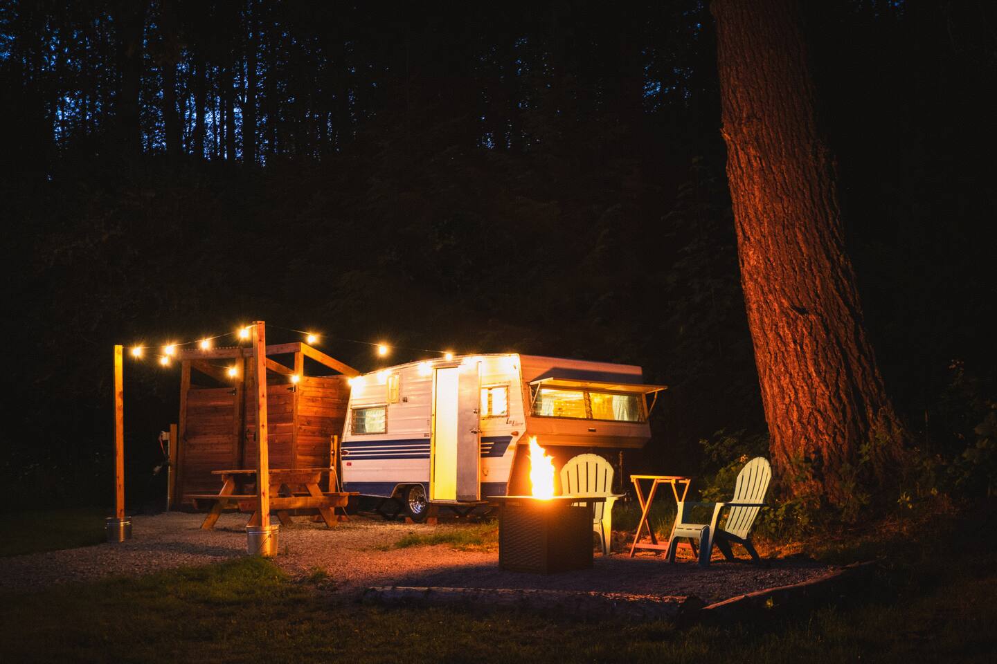 "Lois" the Glamping Trailer at Ashford Lodge
