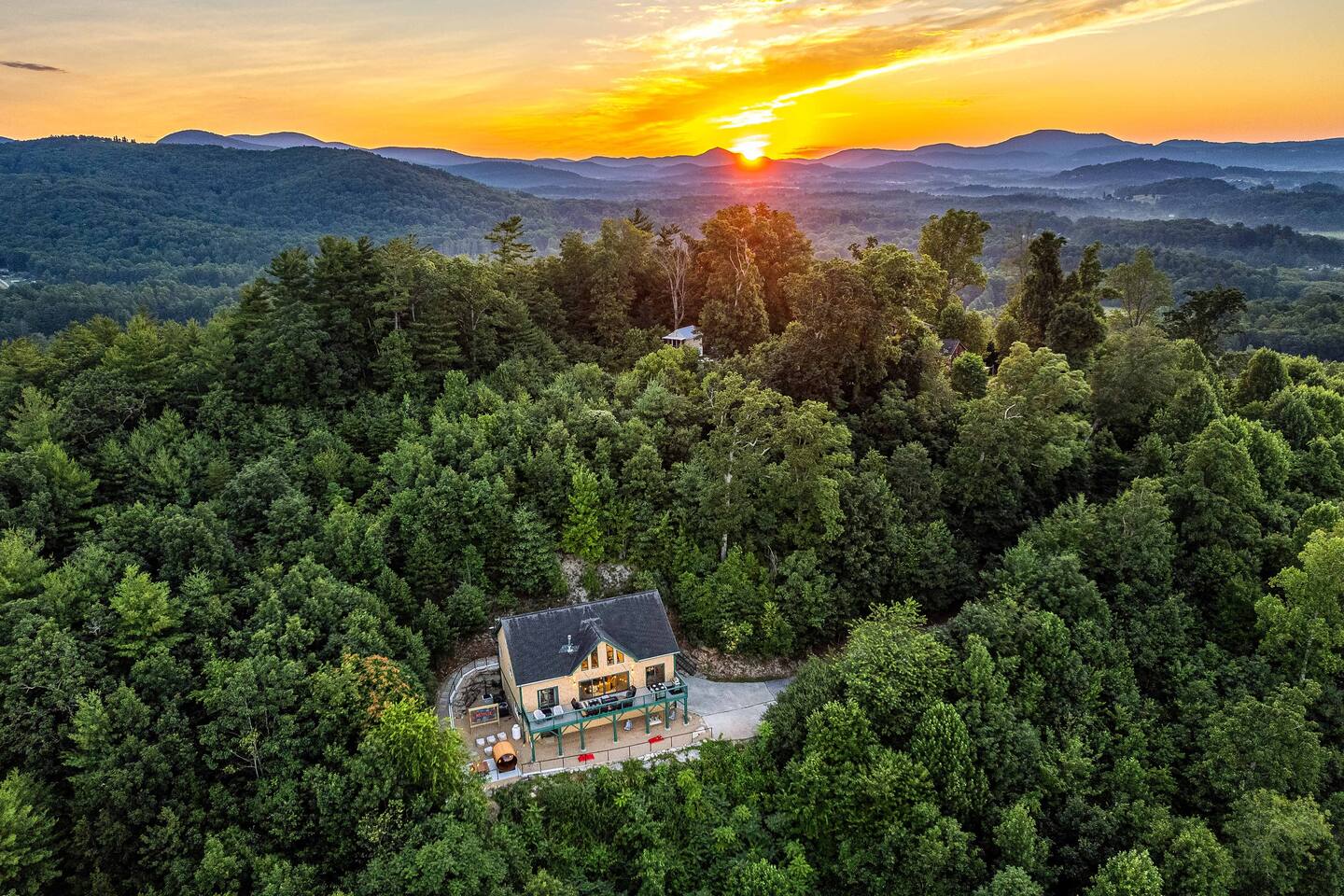 Spring @ Love Mtn-Views,HotTub,Sauna,Games,Slps 15