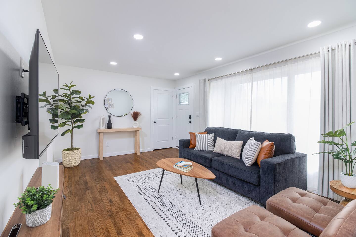 Modern Comfort |3BDR | Near DTW & Downtown Detroit