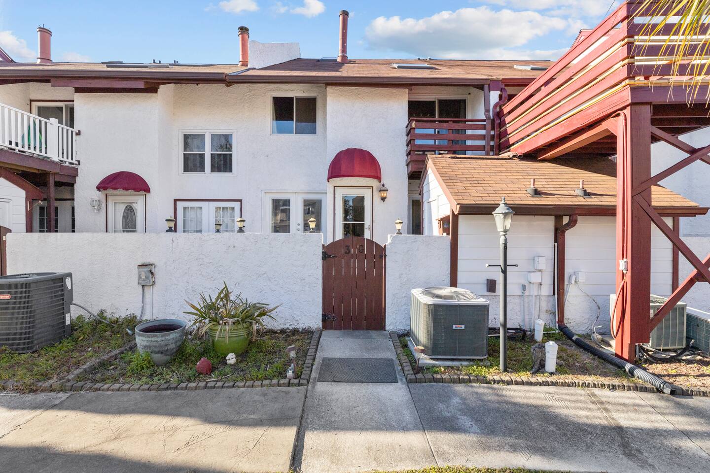 Maggie's Midtown Condo- Dog friendly, easy walk to beach