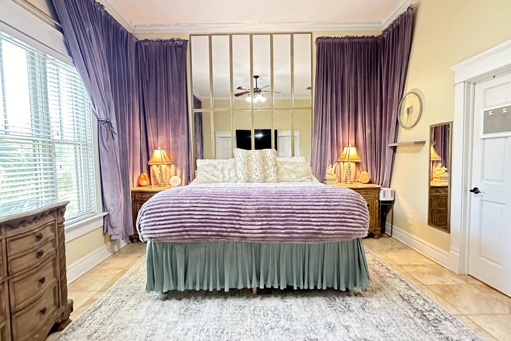 Hyde Park Master Suite / Gym / Sauna / Parking