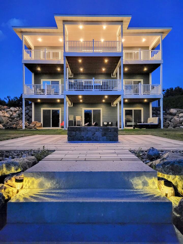 Spacious Three Story w/ Huge Decks on Clear Lake