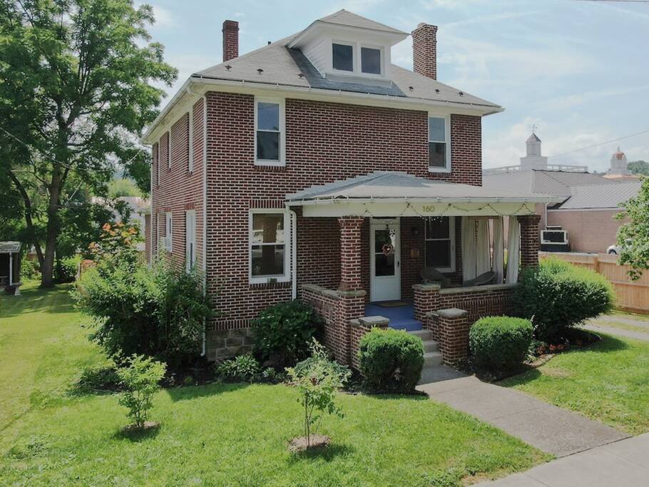 Heart of Romney - 4 beds, 2 full baths, 1920's Gem