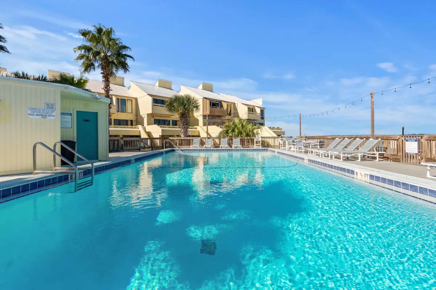 Dolphin Delight: Soundview townhome, tennis, pool