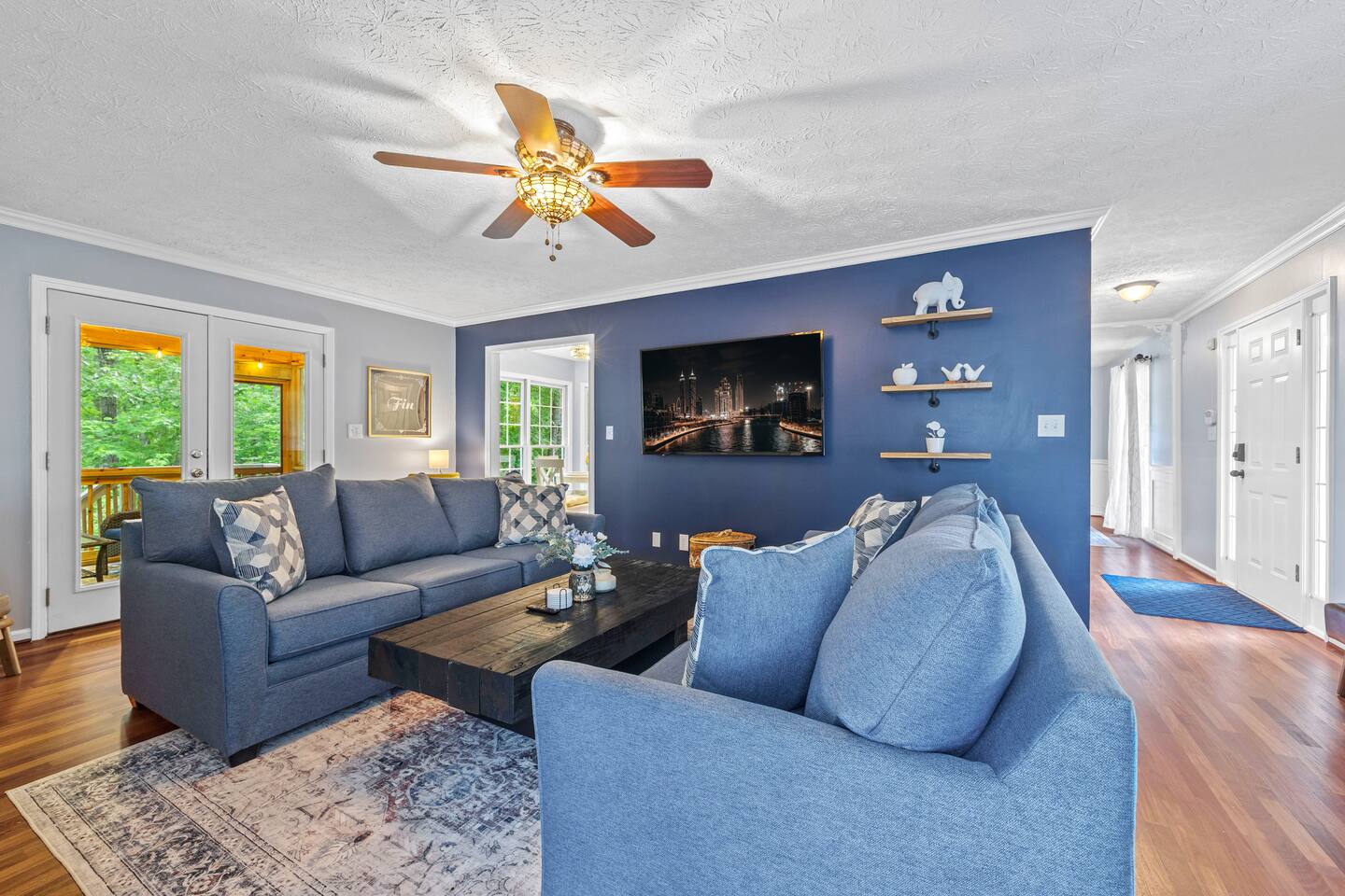 7 mi to LakePoint Sports - Near Historic DT - HotTub