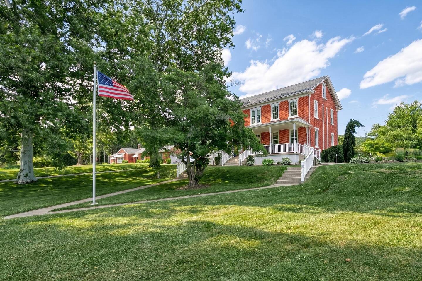 The Finney House -  With 5 Separate Suites