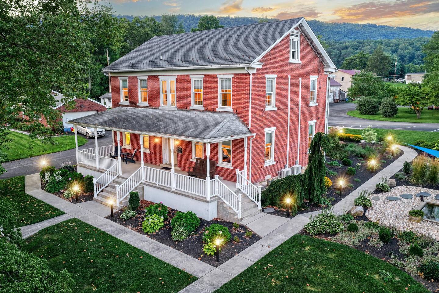 The Finney House -  With 5 Separate Suites