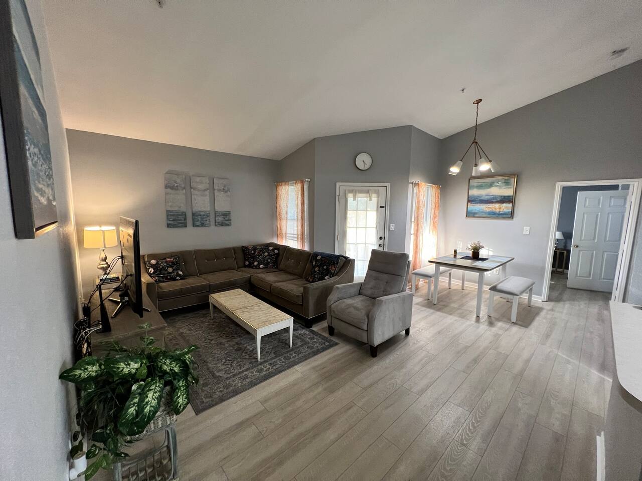 o CHARMING CONDO MINUTES FROM GORGEOUS CLEARWATER BEACHES o