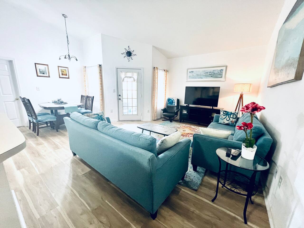 o BEAUTIFUL CONDO MINUTES FROM GORGEOUS CLEARWATER BEACHES o