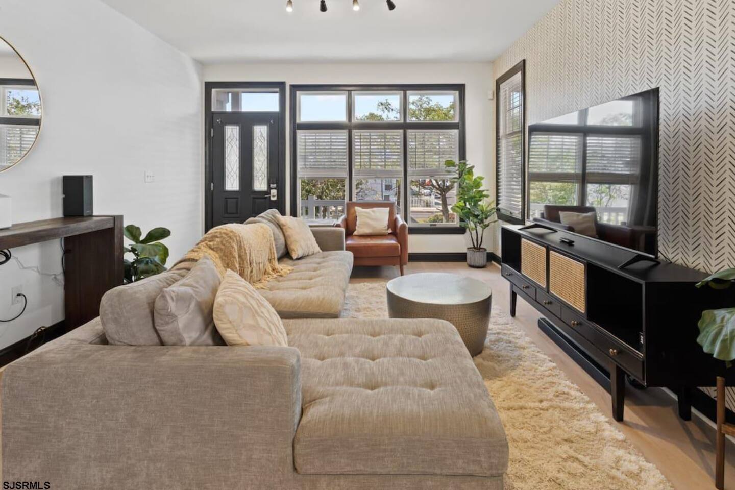 Chic Haven- Close to Beach, Boardwalk & Casinos