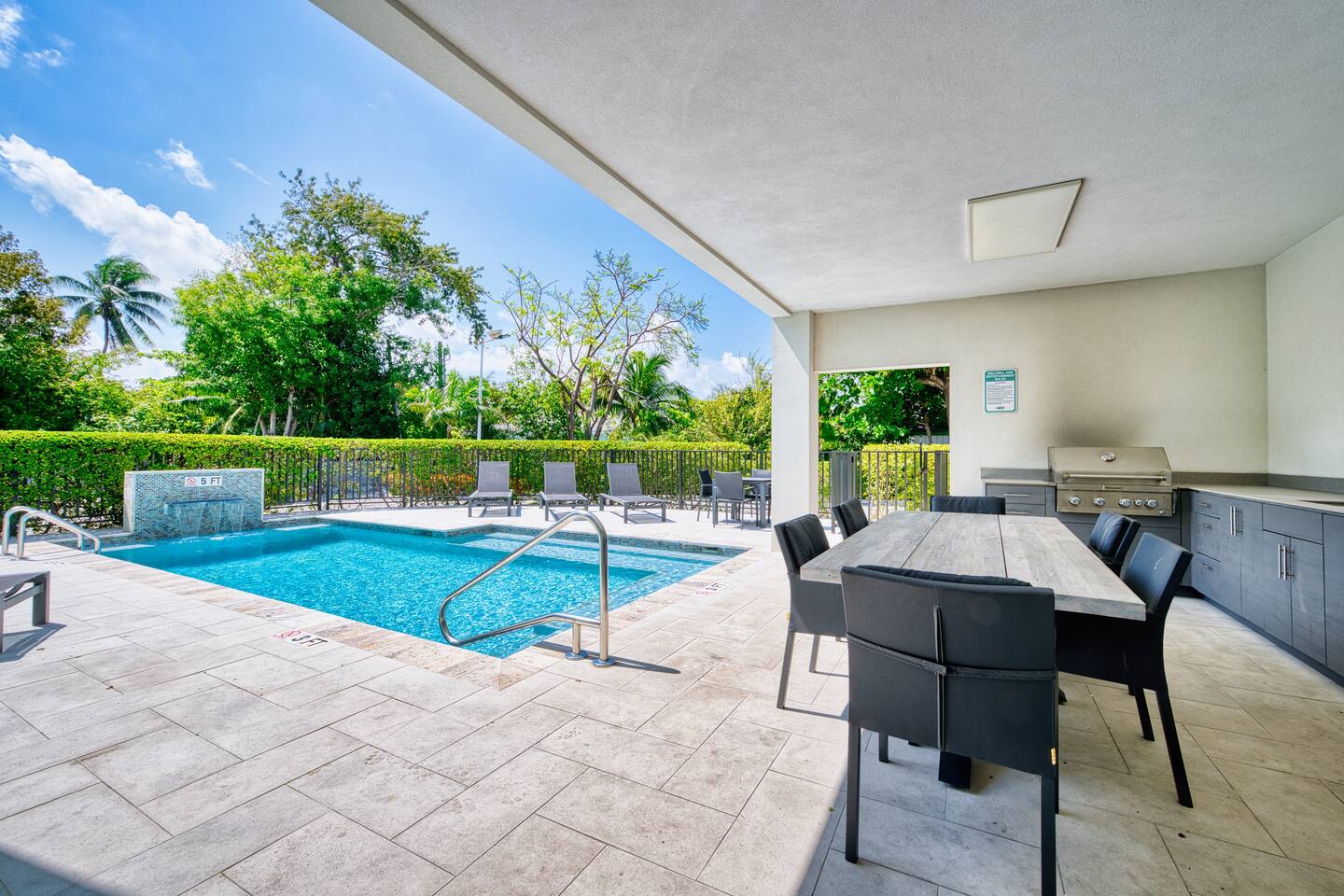 Modern 1 bedroom walking distance to the beach!