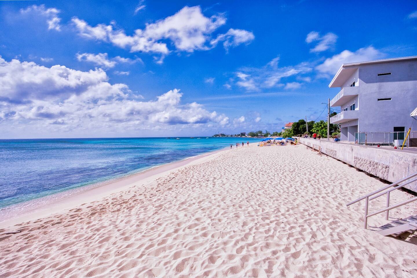 Modern 2 bedroom walking distance to the beach!