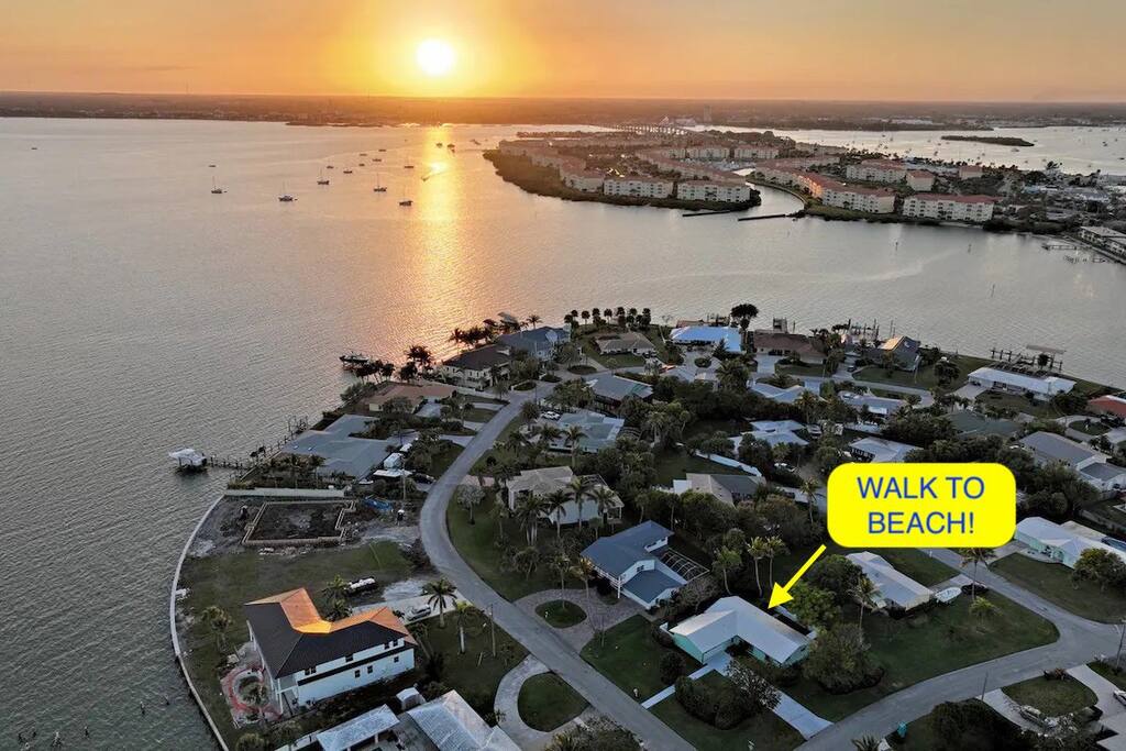 *Walk to Beach! Garage, Kayak, Bikes, Fenced