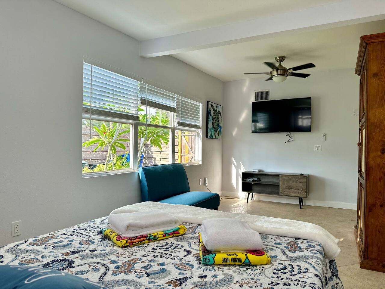 Third bedroom with queen bed and TV