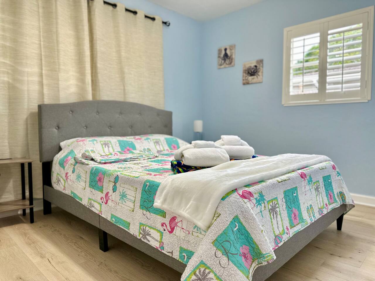 Second bedroom with queen bed