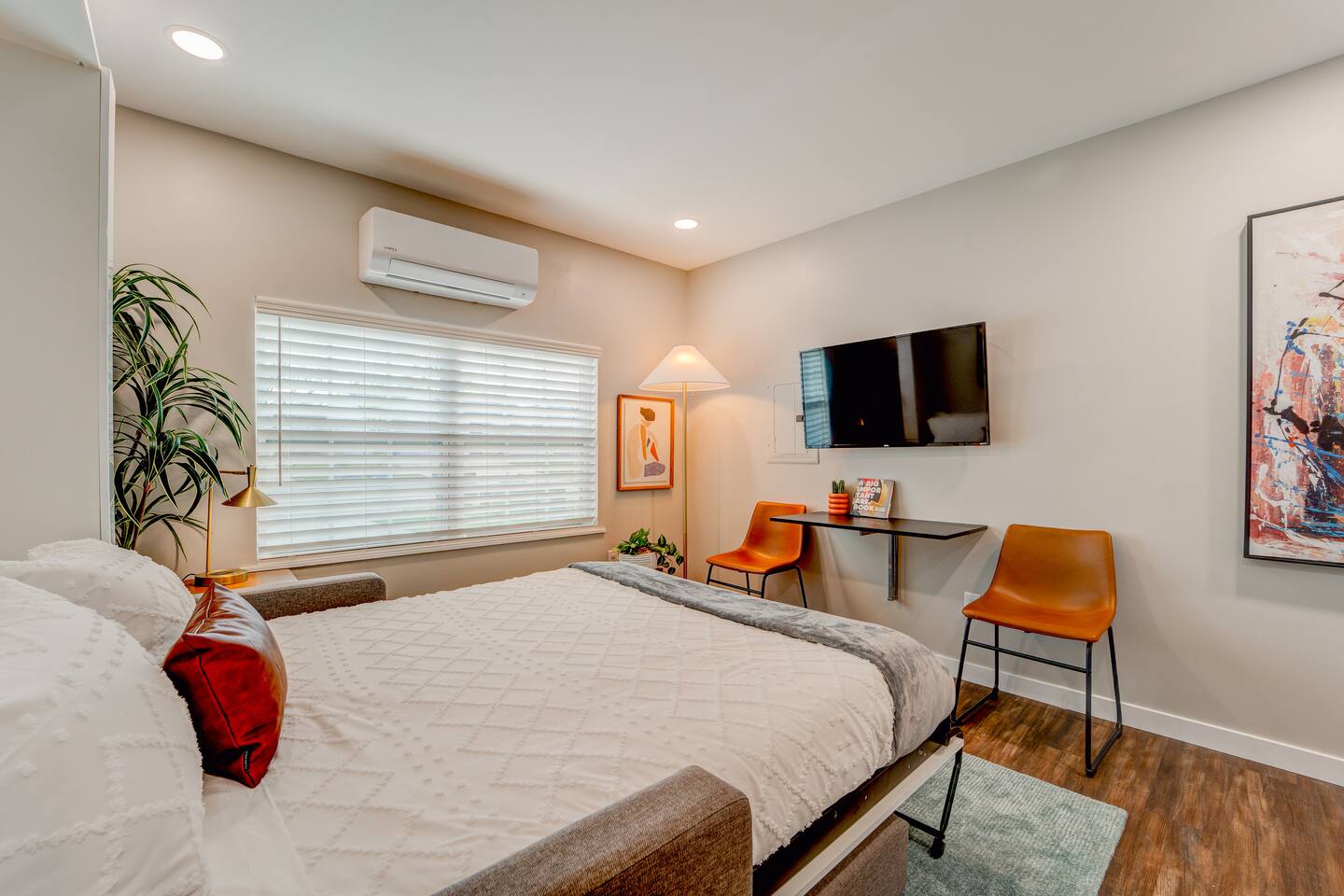 Chic & Cozy Studio, Prime Locale