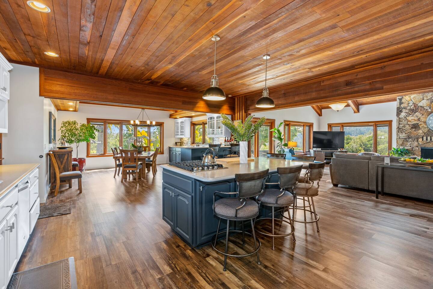 Savor every moment in our well-equipped kitchen, where the sweeping views of vineyards and rolling hills offer a serene setting. Feel the connection with your loved ones as you create memorable meals together. 