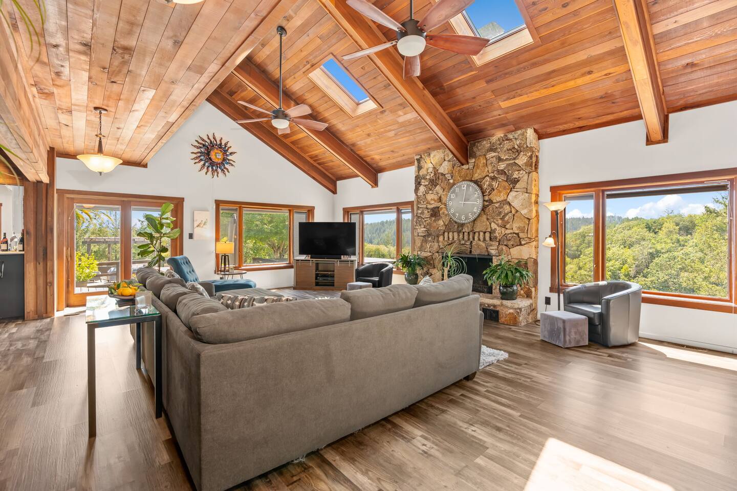 The expansive windows perfectly frame the view—an ideal backdrop for your downtime. Grab a coffee and spend hours soaking in nature or curling up with a good book in the perfect setting.