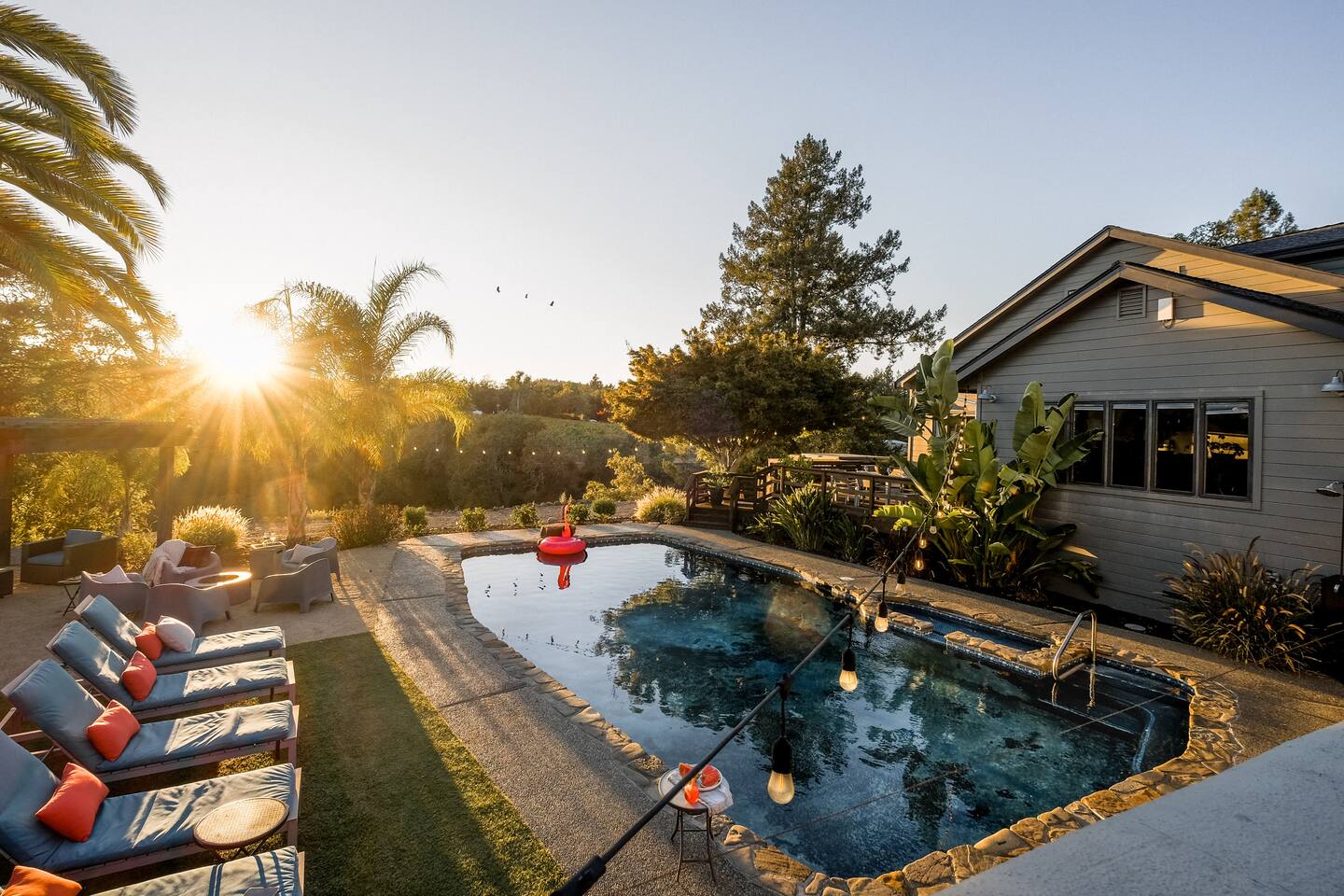 Unwind beneath open skies with a refreshing swim—surrounded by wide-open views and the quiet calm of the countryside. The perfect place to recharge, reflect, and soak up the sun.