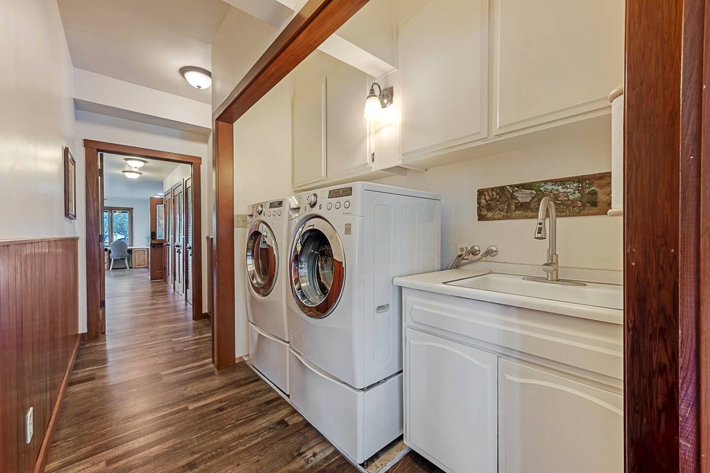 Our convenient laundry area ensures ease during your travels, making it simple to refresh your wardrobe and keep everything clean. Enjoy the comfort of home even while on the go.