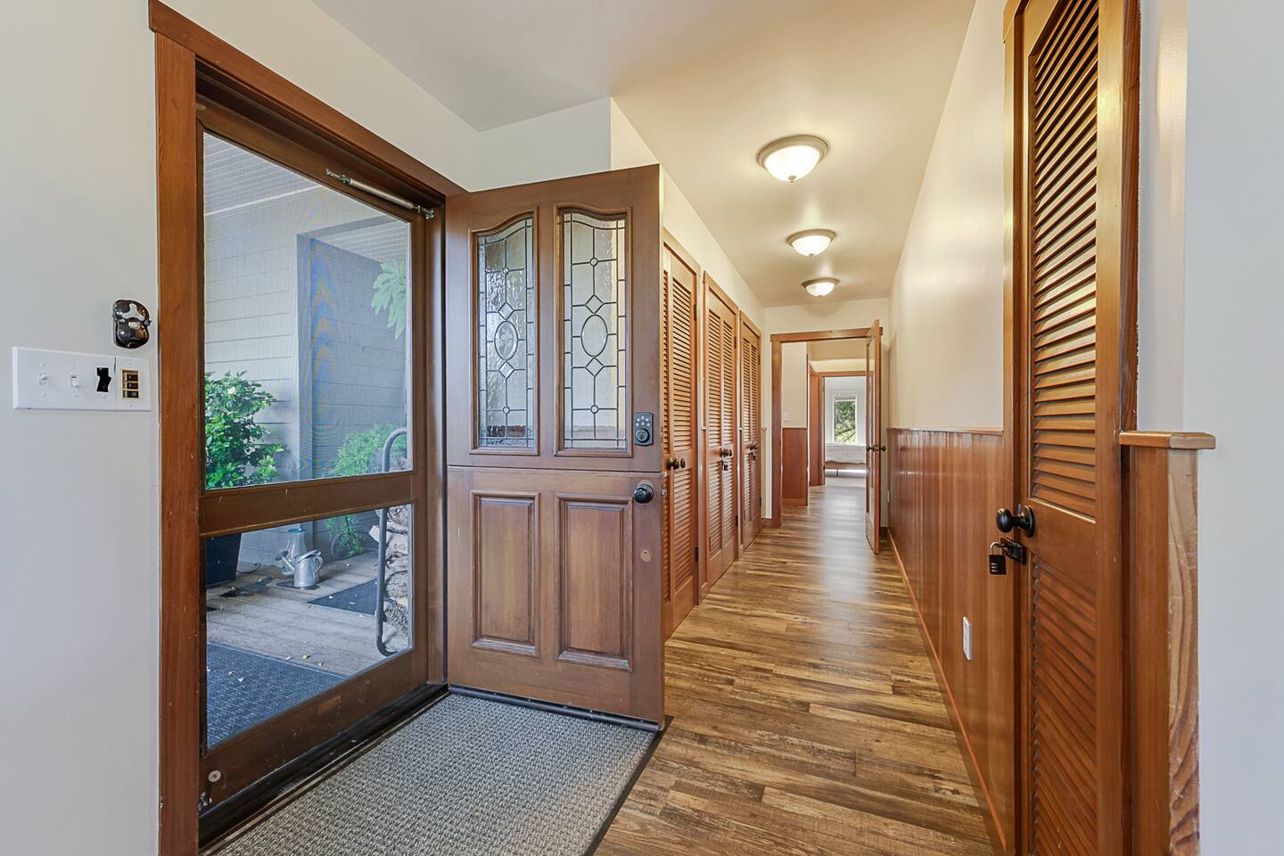 Discover our versatile den/office with an alternative entrance, offering privacy and functionality. Ideal for work or quiet reflection, while the hallway provides a seamless connection to the rest of the home.