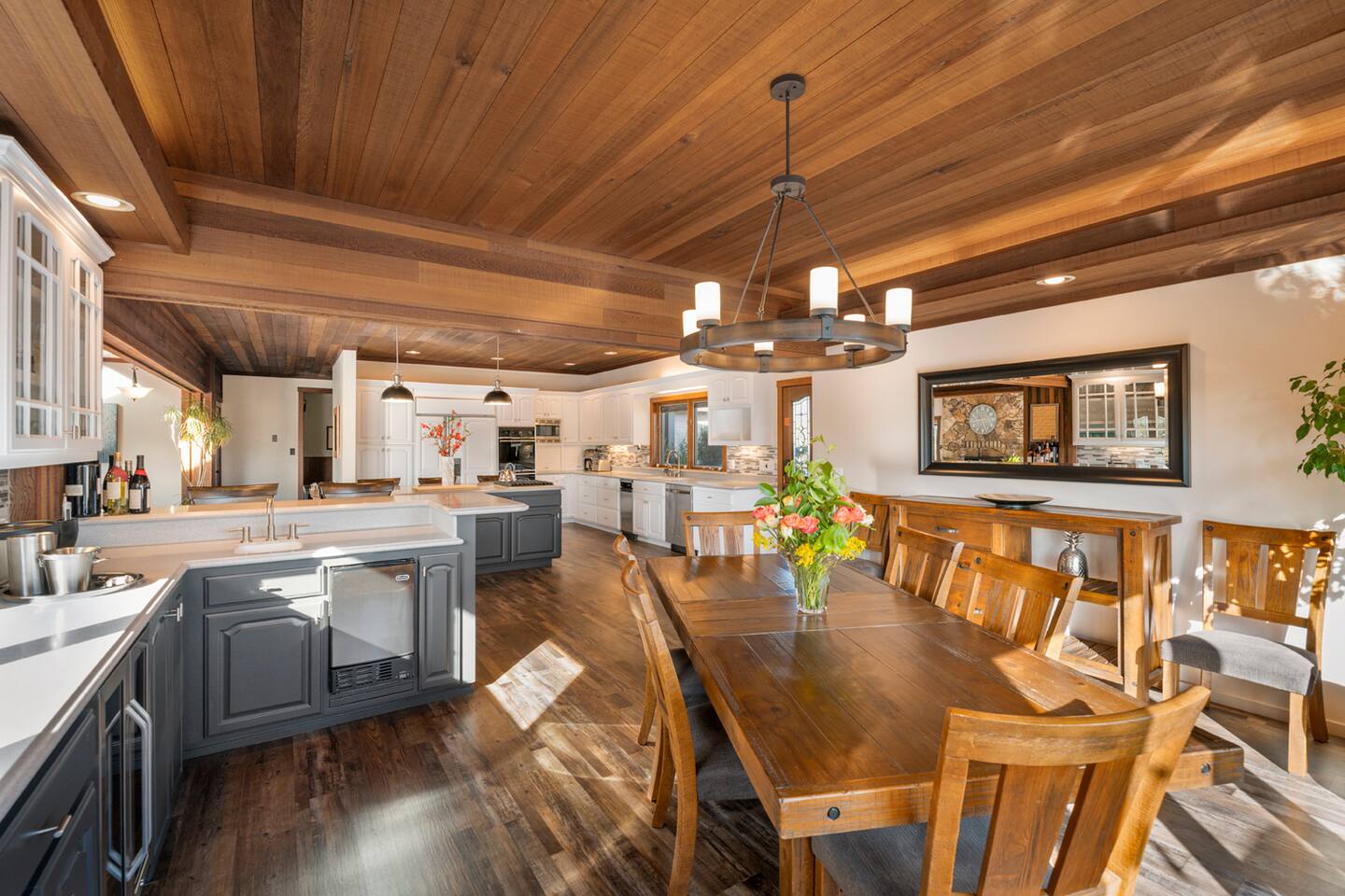 Experience memorable dinners at our elegant dining table, perfectly connected to the kitchen. The sweeping vineyard views create a warm, inviting setting for togetherness.