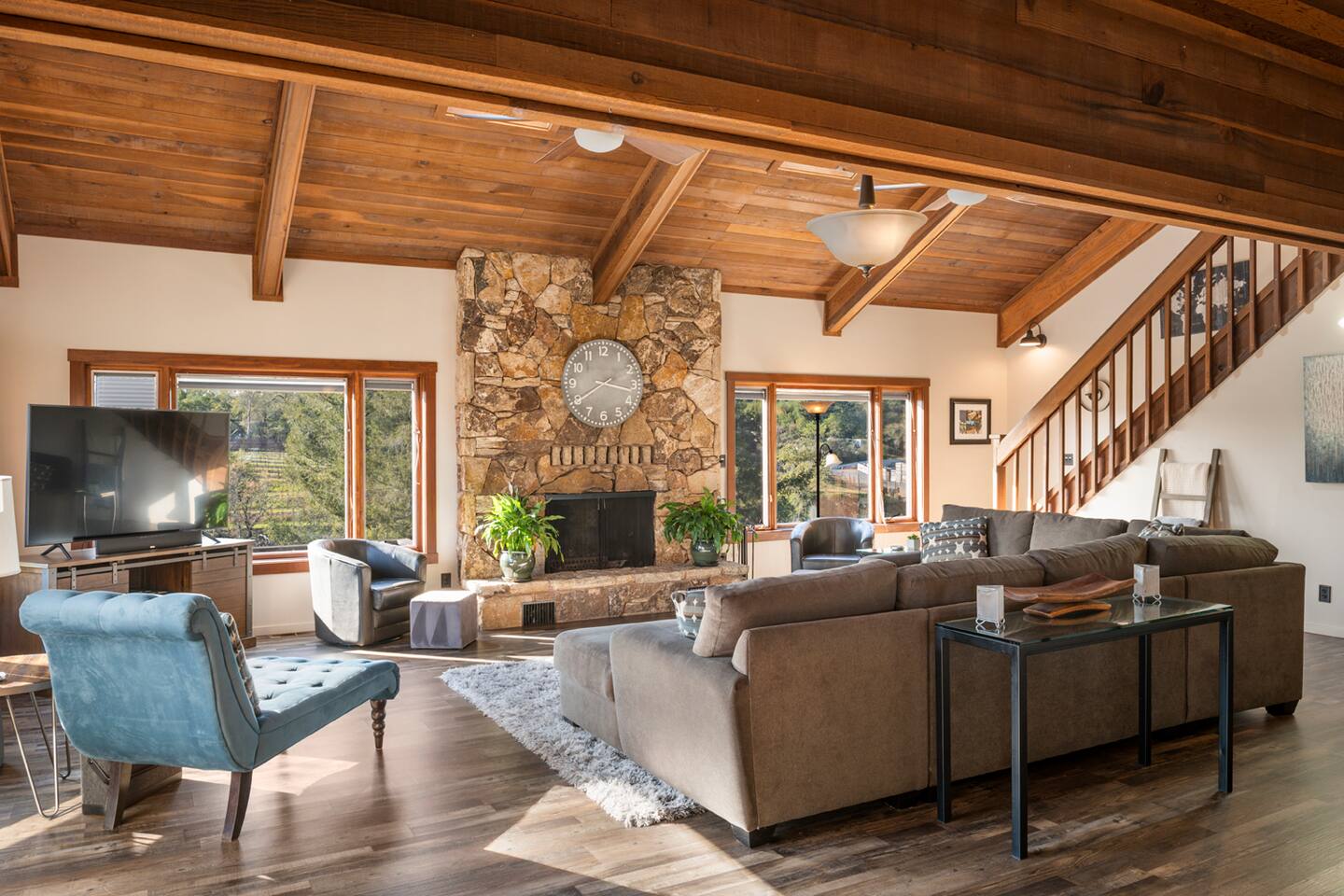 Our living room invites you to relax with its spacious couch, smart TV, and breathtaking vineyard views. Enjoy cozy evenings with the whole family or friends by the indoor fireplace, making it the perfect spot for both tranquility and connection.