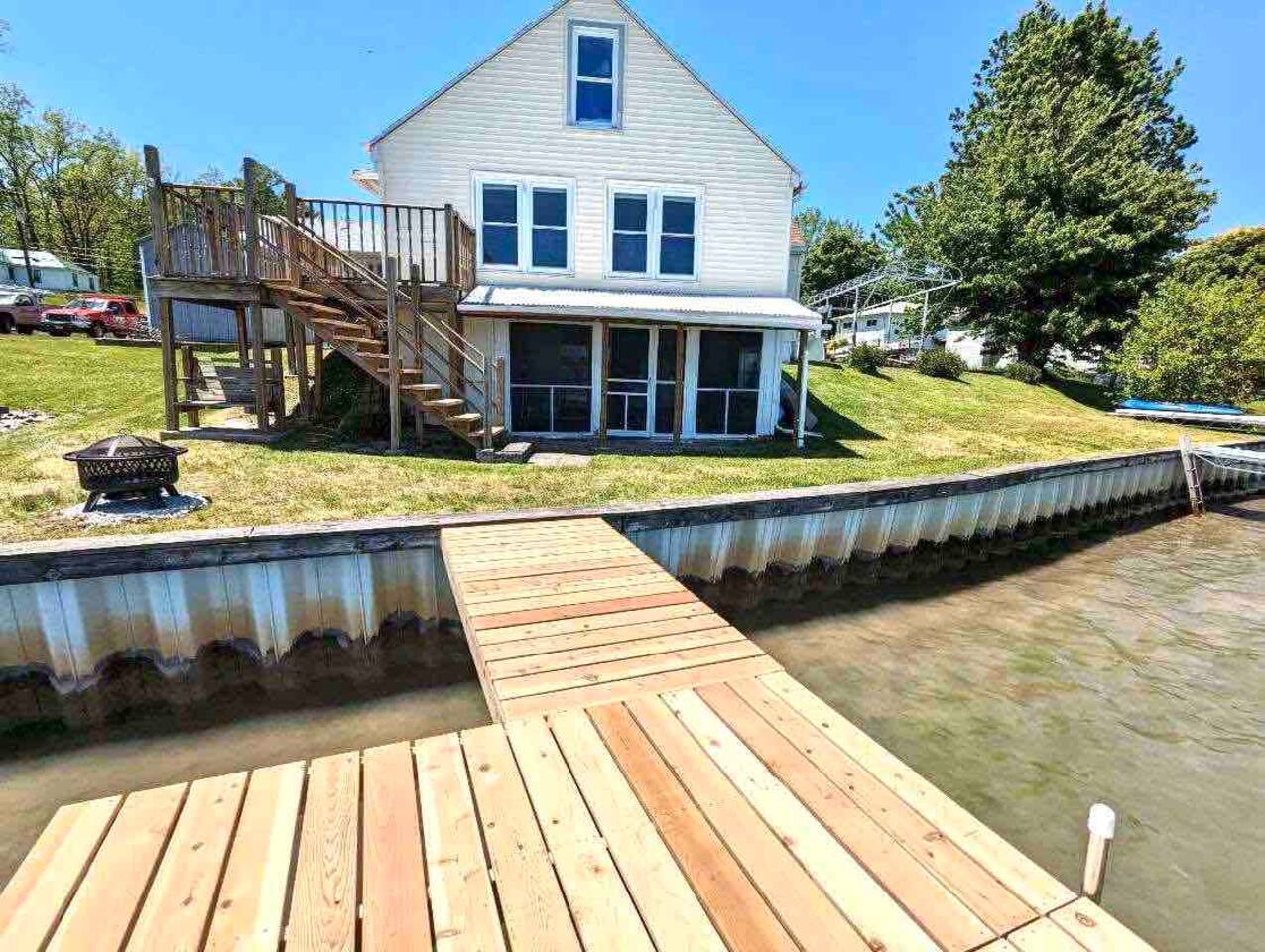 Spotless Waterfront Stay With Full Amenities