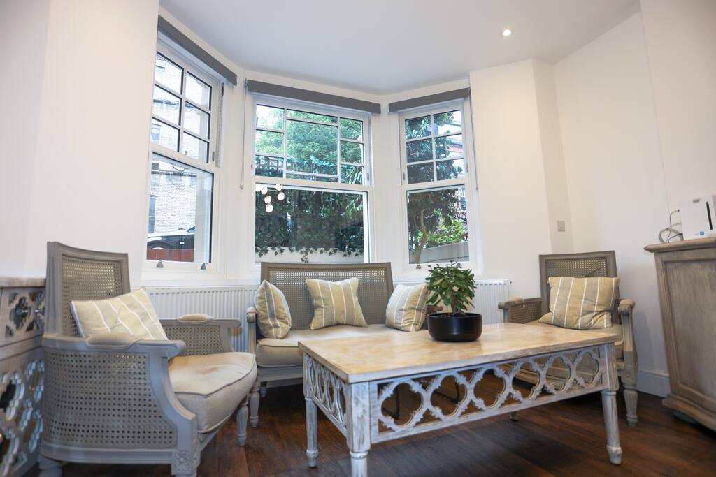 Newly Refurbished 2 BD Apartment - Kensington!