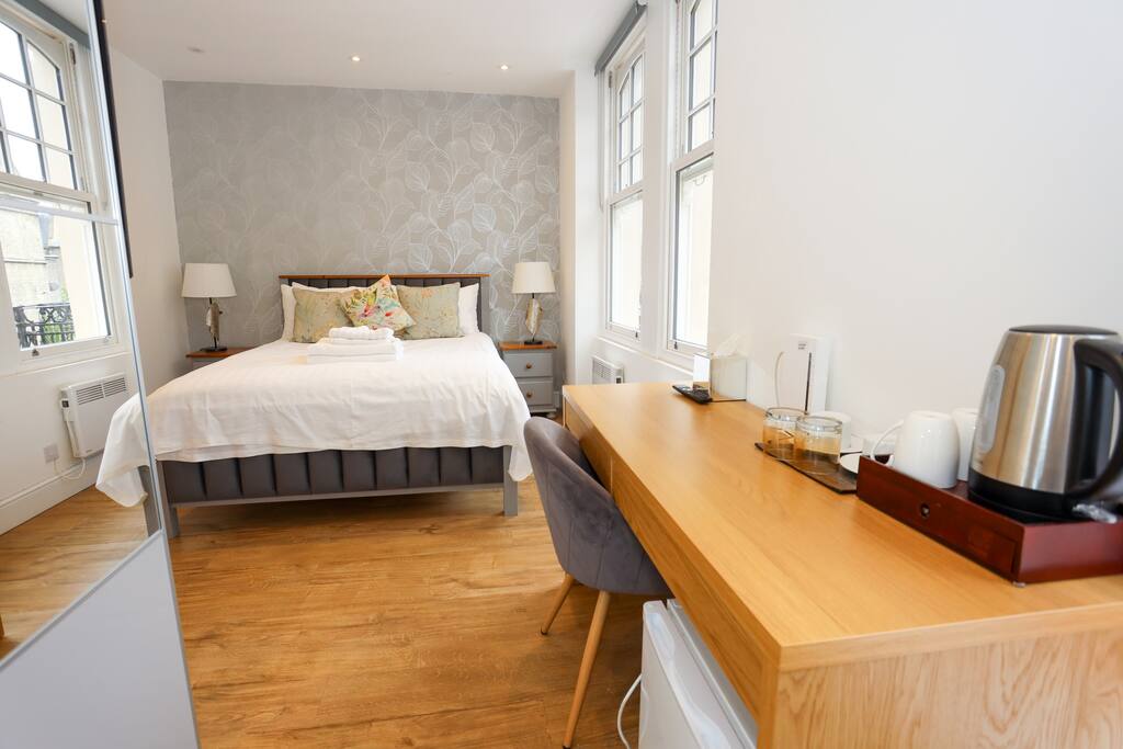 Modern En-Suite Room 5  w/ Balcony - Kensington!