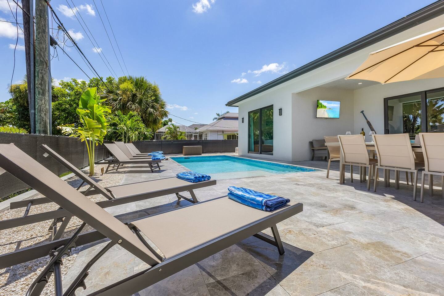 Walk to Vanderbilt Beach, 4 Suites 3w king 1Q Bunk