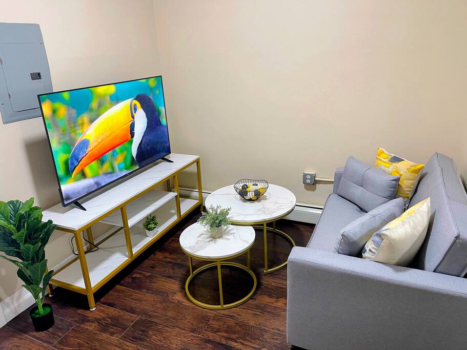 Cozy 2BR Brick Haven! Near parking lot! 35m to NYC