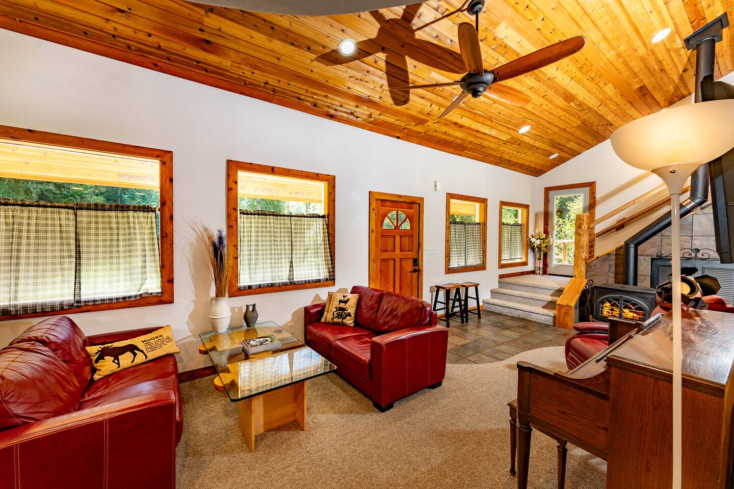 Cozy Cedar Cabin Near Silverwood Theme Park - Sleeps 5 - Quiet & Private