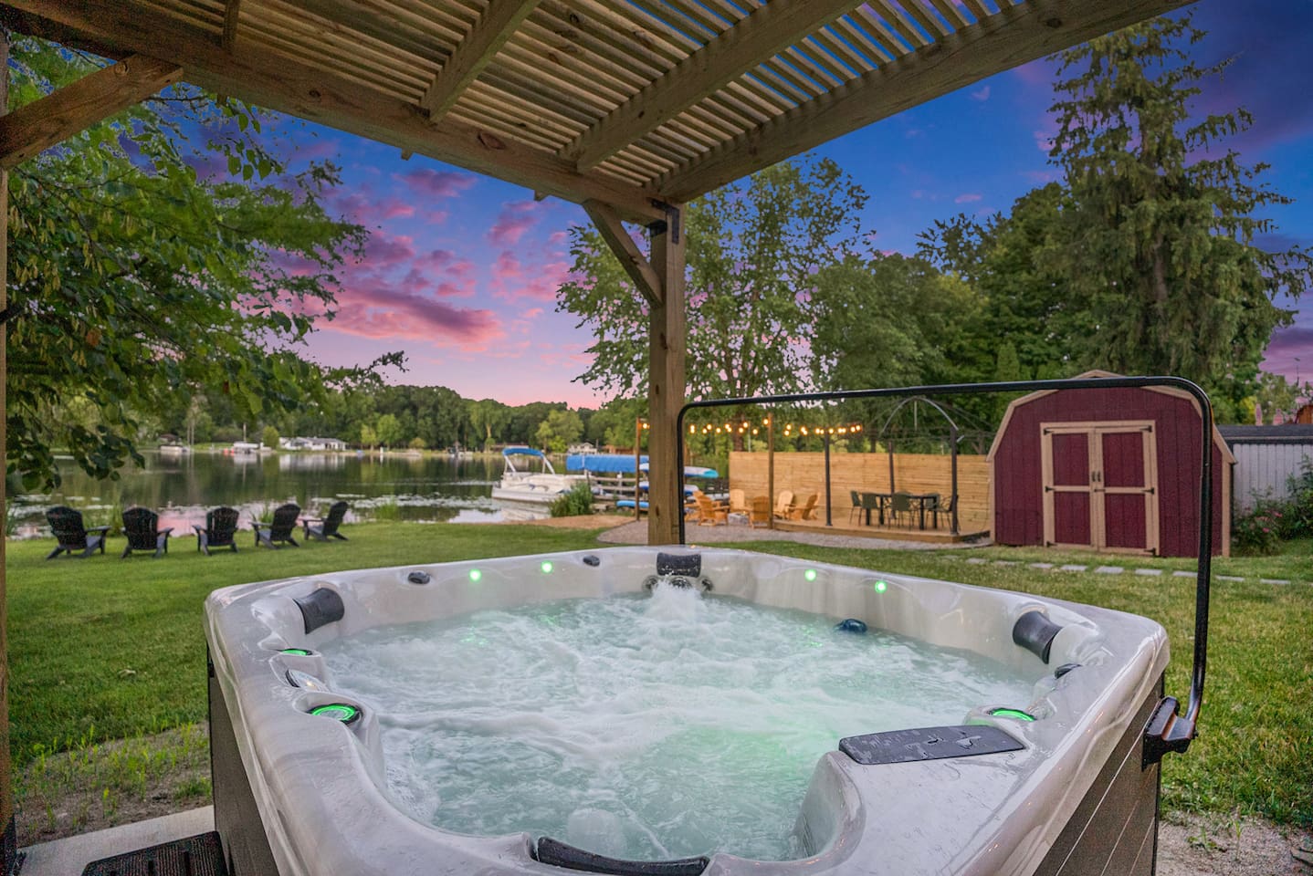 Sapphire Shores: Lakefront W/Hot Tub & Fireplace