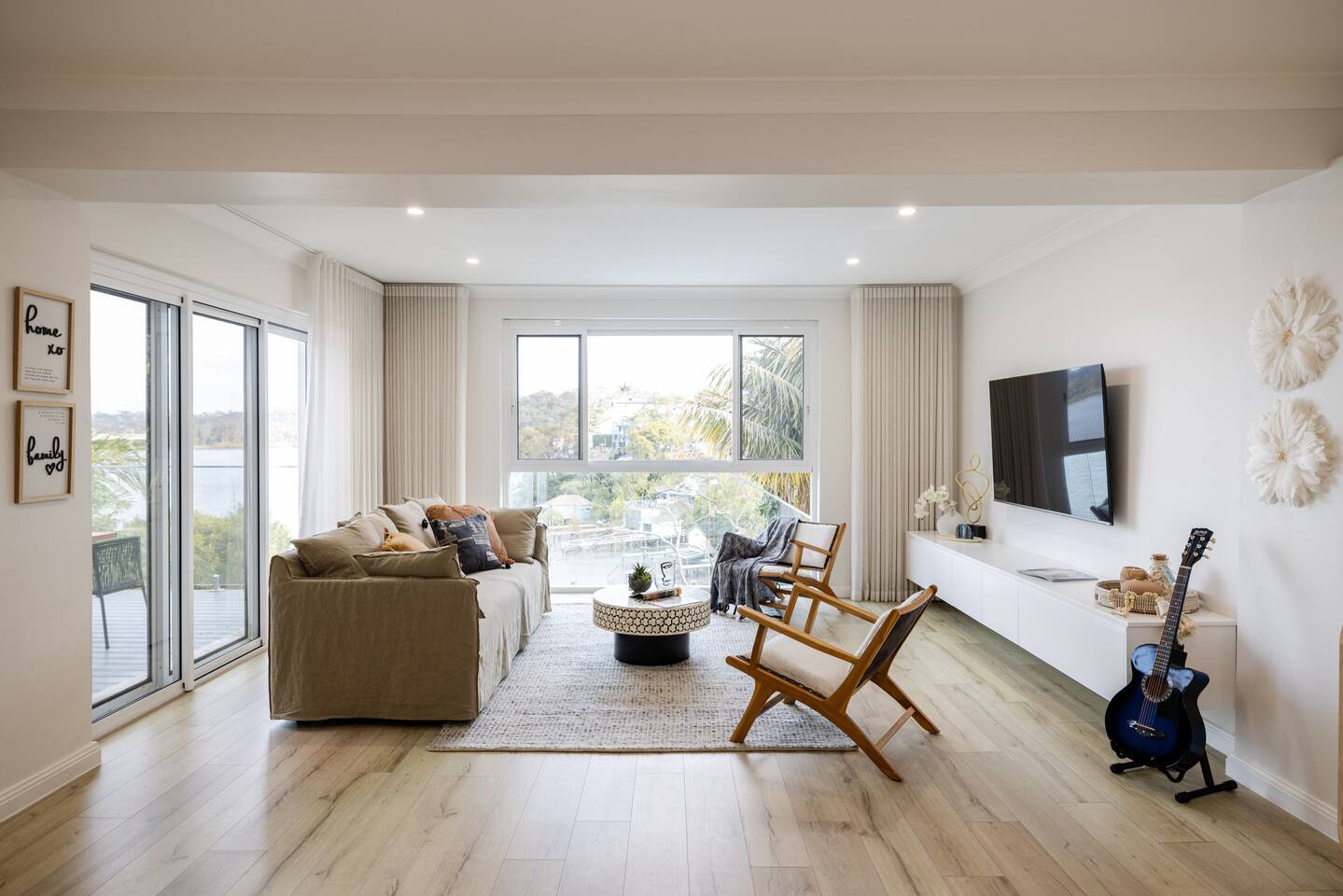 Luxurious Waterfront Retreat in Oatley