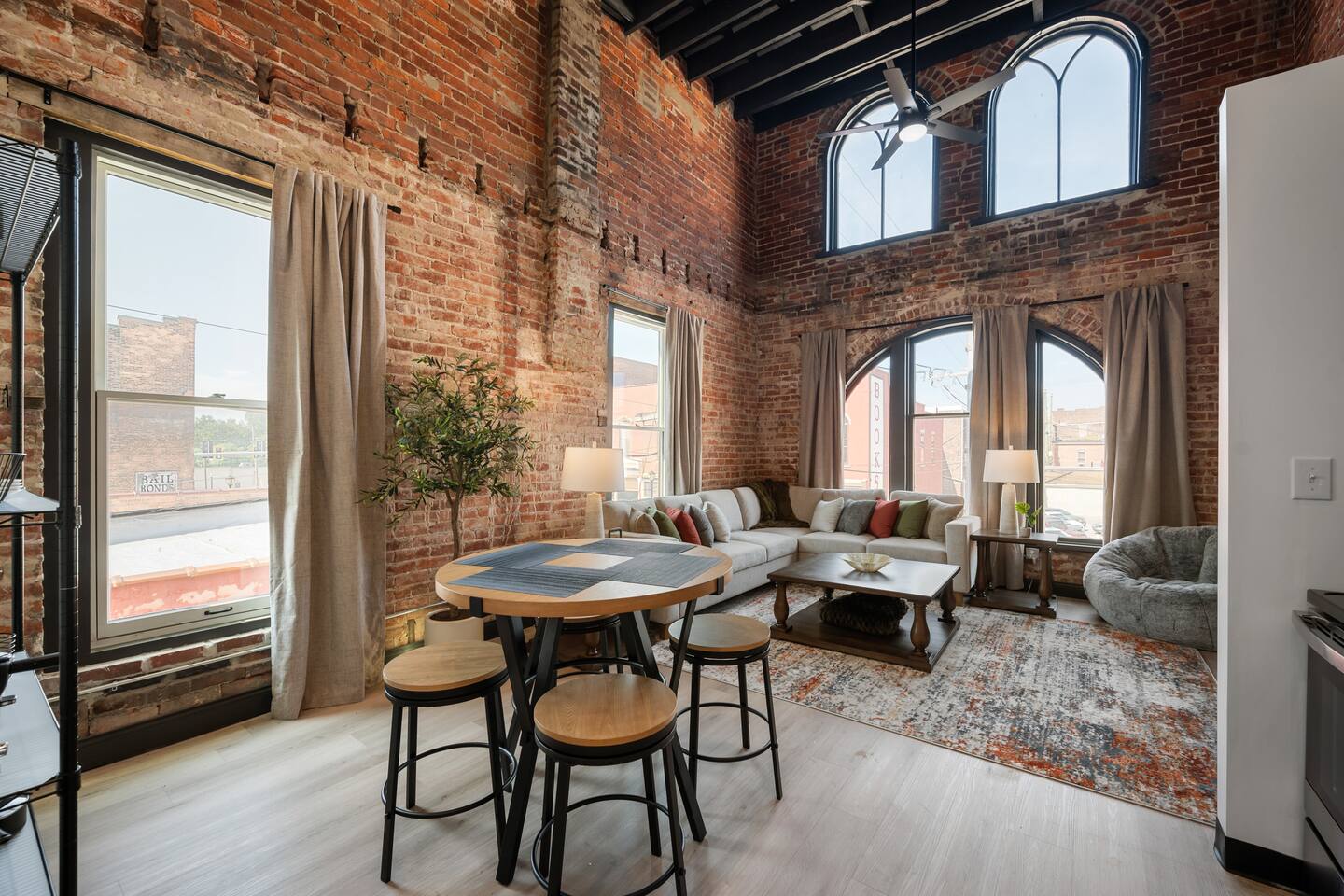 Unit A DWTN Wabash Modern Apartment