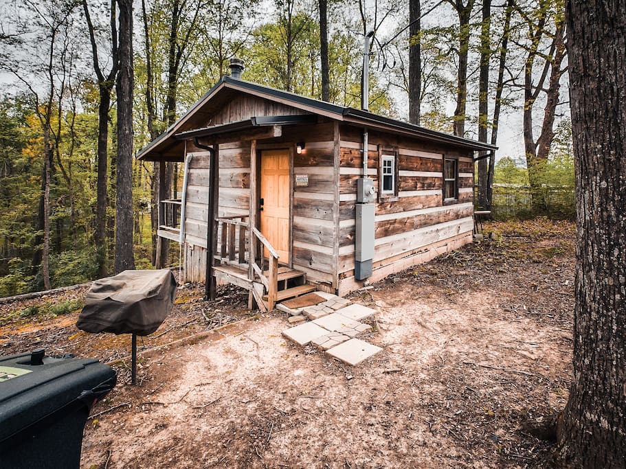 Cozy tiny cabin, hot tub/mtn. view!
