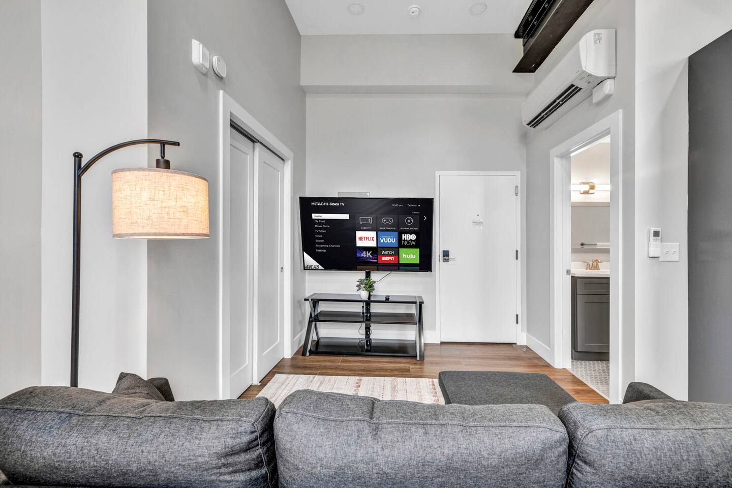 CozyStudio+65"TV+8Min from DT CLE