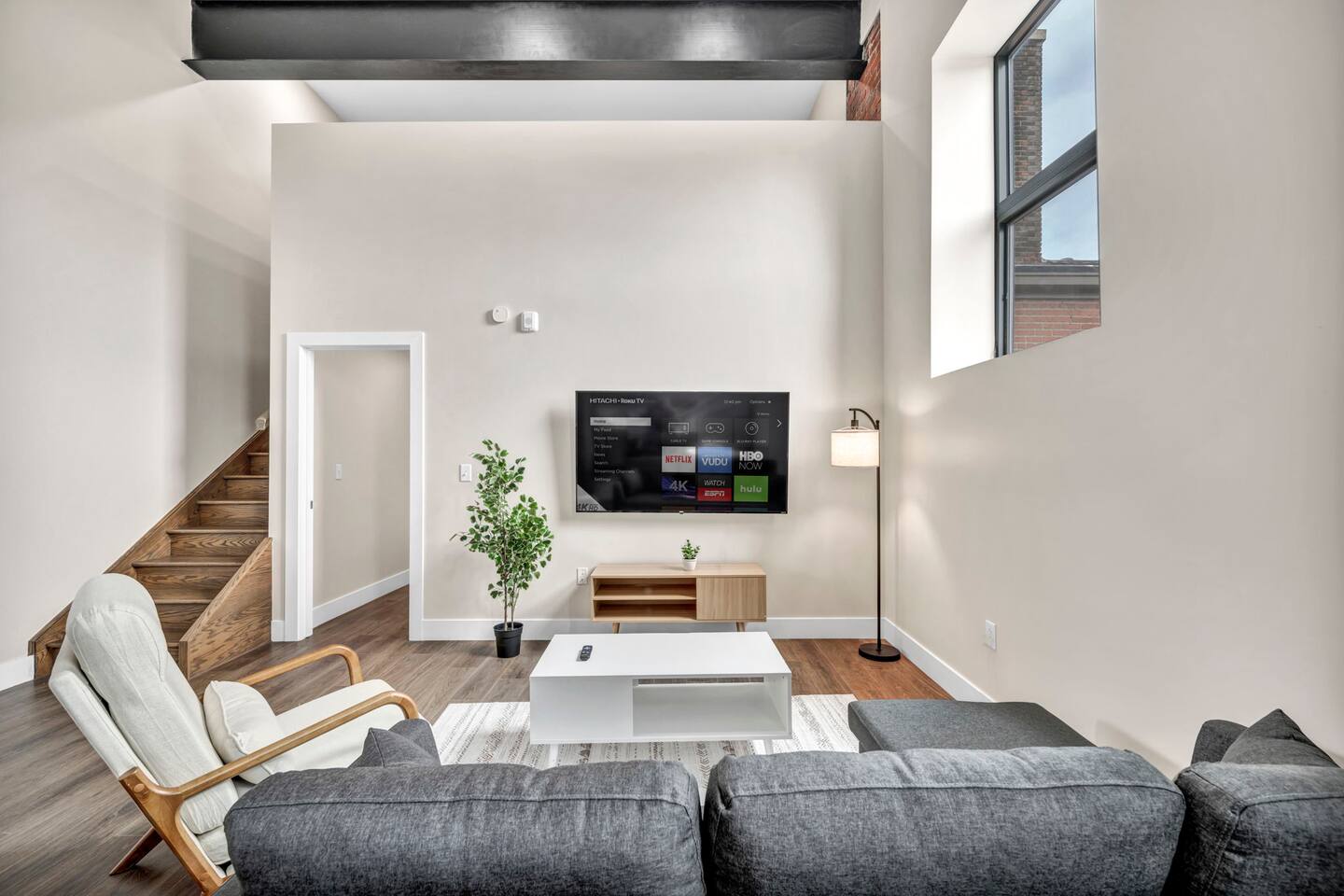 Loft Style+3Bd+65"TV+8 Min from DT CLE