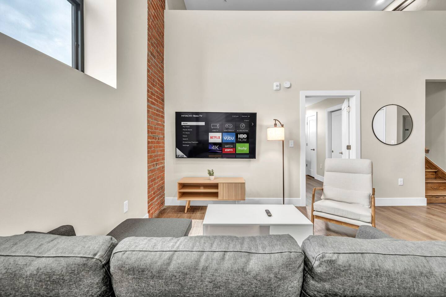 Loft+2Bd+65"TV+8 Min from DT CLE