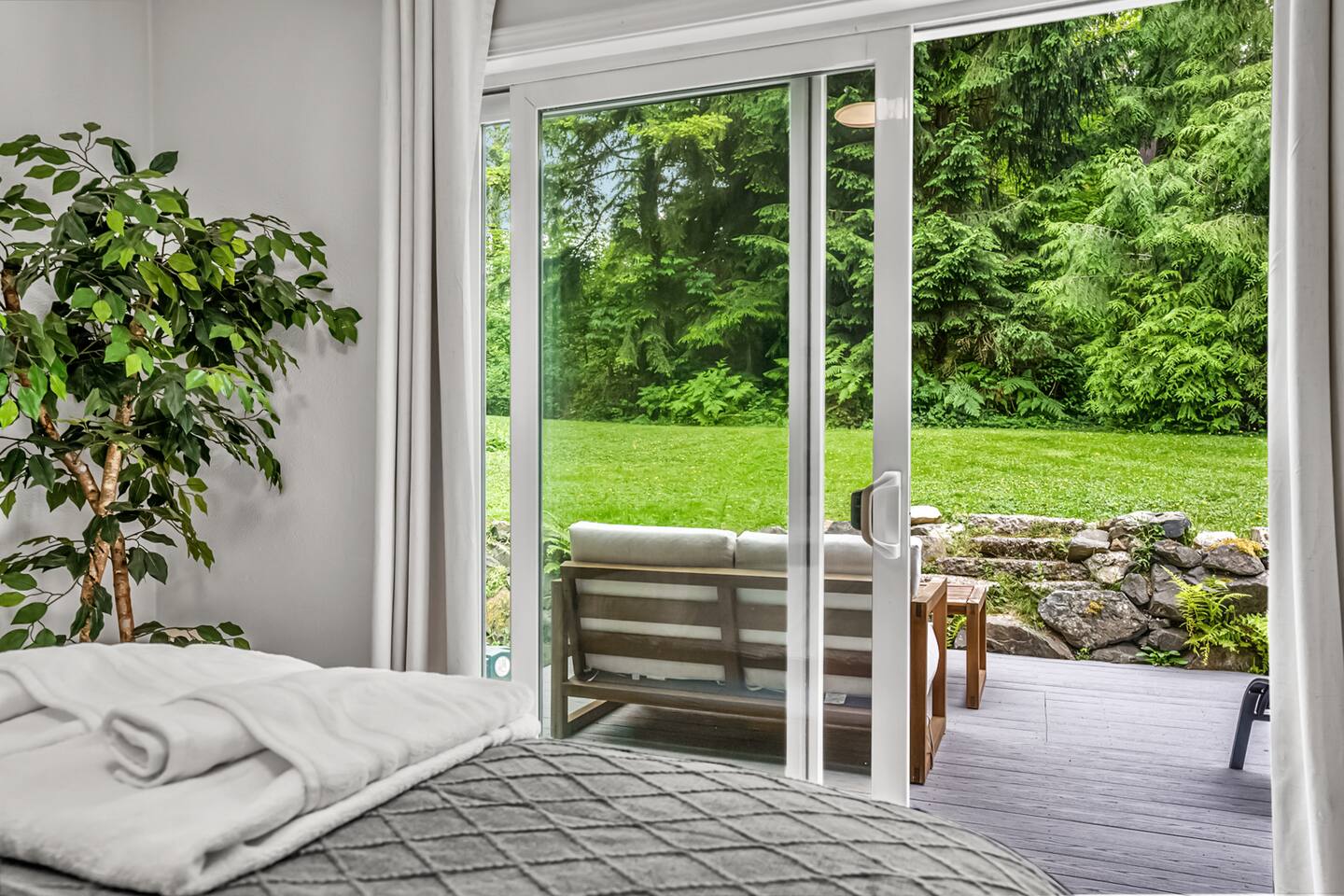 Echo Lake Unit B - Serene & Centrally Located