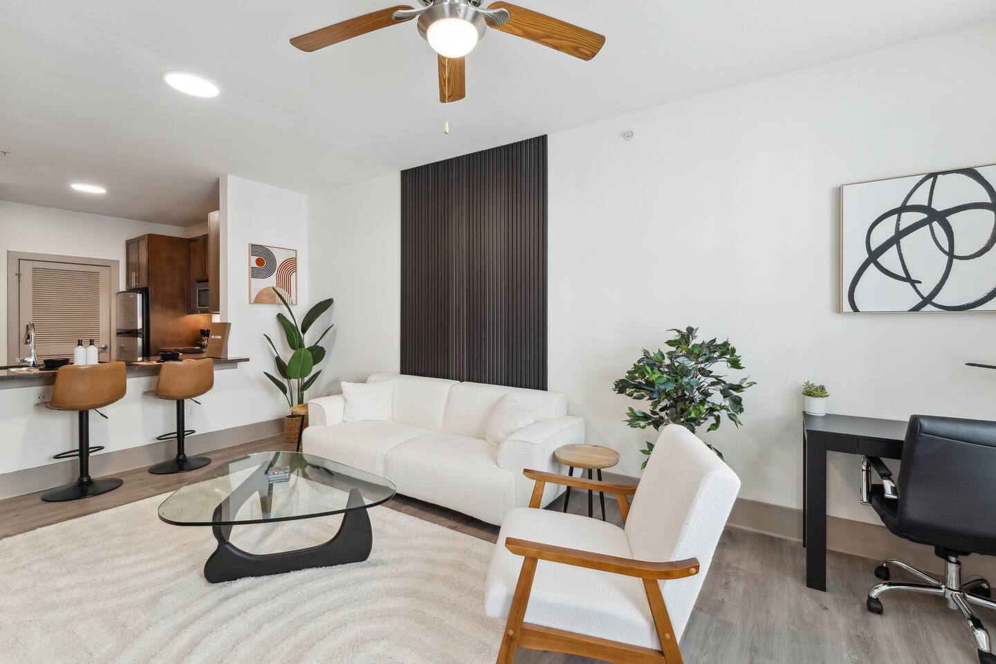 Spacious Uptown Gem. Free Parking. Great Location!