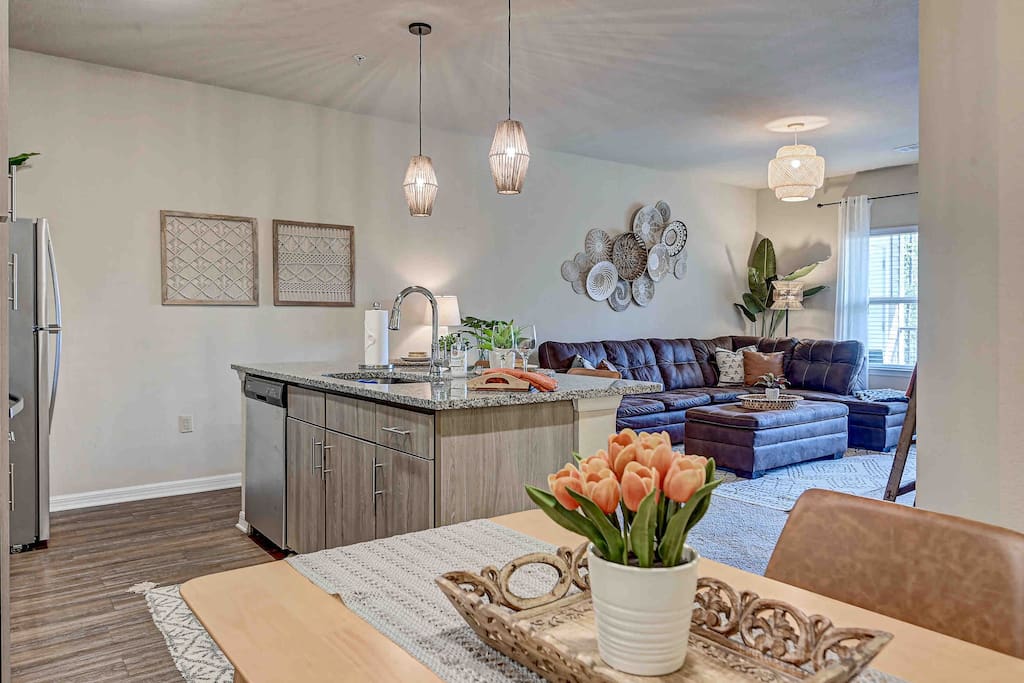 Boho Oasis w/KING Bed. w/POOL Nr.AIRPTShoppingDWTN